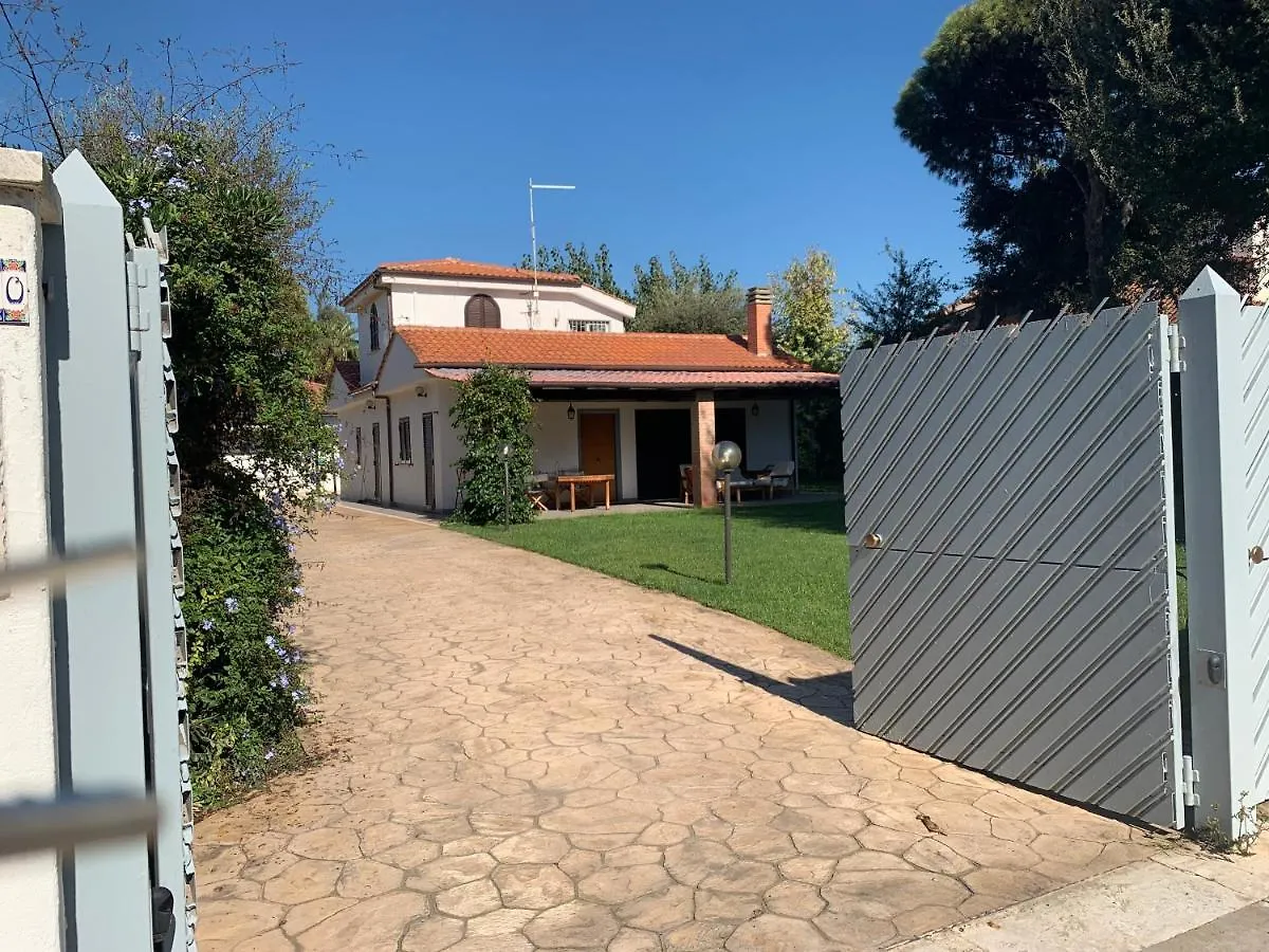 Holiday home Lux Beach Villa Con Piscina A 200M Dal Mare Fregenae