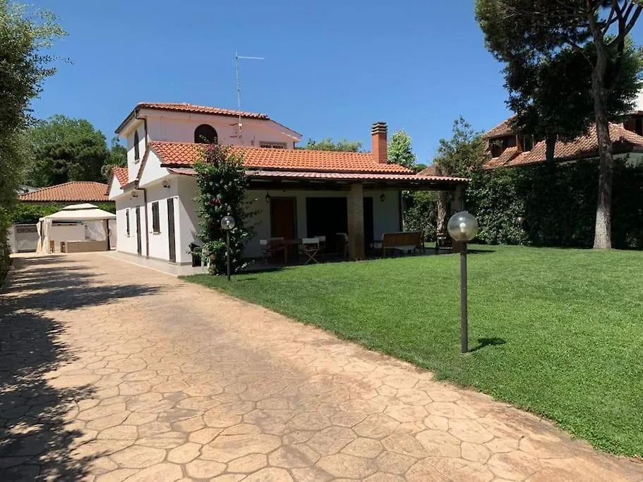 Lux Beach Villa Con Piscina A 200M Dal Mare Fregenae 0*,  Italy